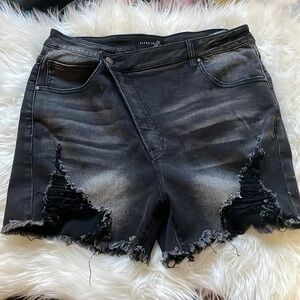 Risen black denim shorts
